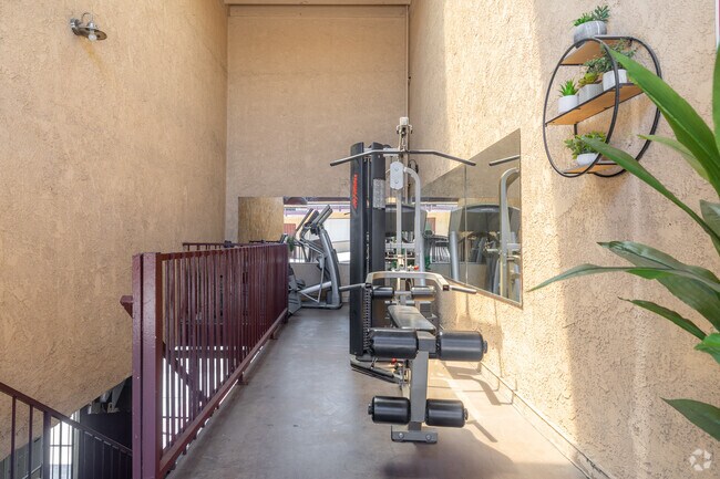 Gym - Hawthorne Chateau Apartments