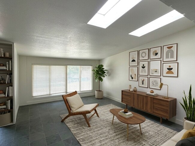 Photo - 17306 Bronte Pl