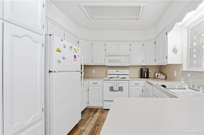 Photo - 12 Pisces St