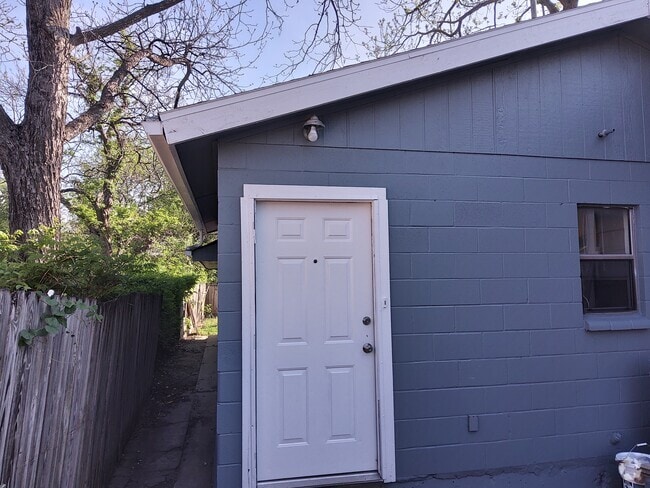 Building Photo - 1118 Santa Anna Unit #2 Rental