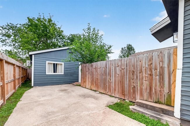 Photo - 6715 Victoria St