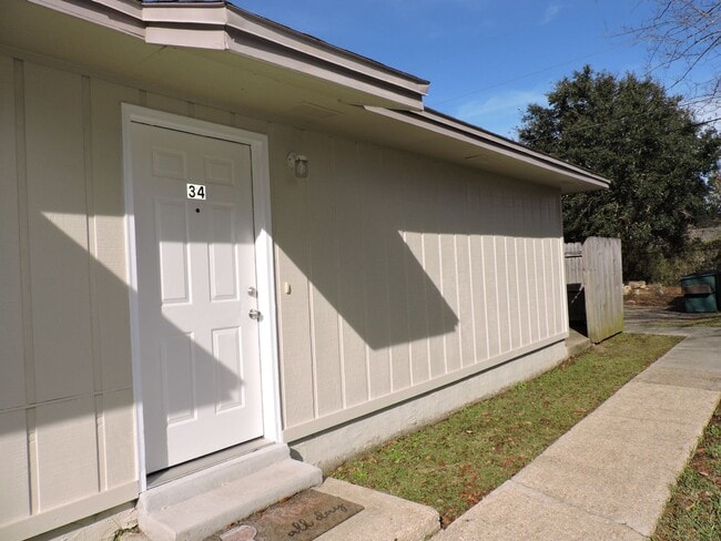 Building Photo - Convenient to interstate & shopping! Rental
