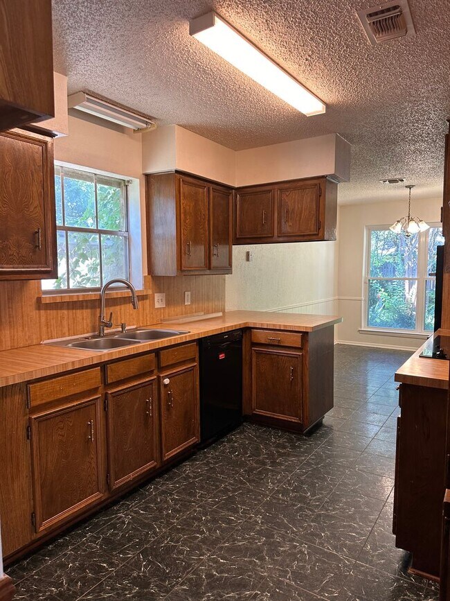 Photo - 3 Bedroom 2 Bath 2 Car Garage in Arlington...