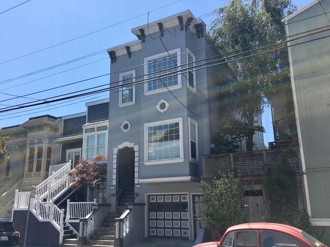 Building Photo - Spacious Bi-Level Top Floor 2BR + Sunroom/... Rental
