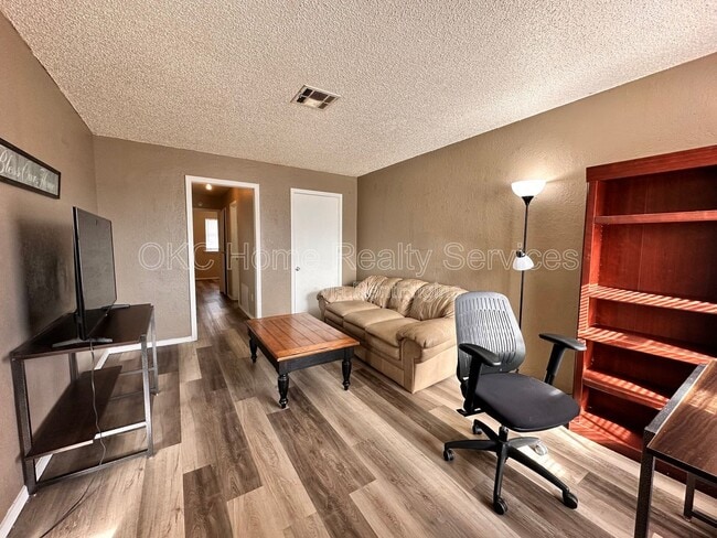 Building Photo - 109 SE 42nd St Unit C