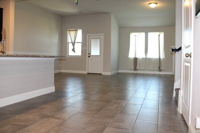 Photo - 1995 Ocelot St