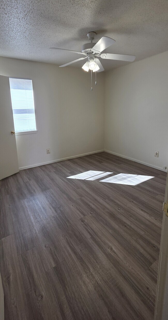 Bedroom - La Casa Apartments