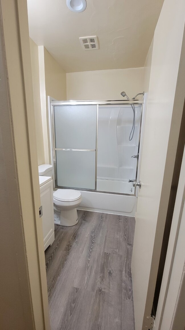 Hall Bathroom - 842 N Sycamore Ave Unidad #2