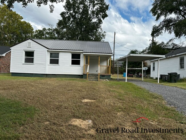 Building Photo - For Rent: Newly Remodeled 3 Bedroom / 1 Bath Home