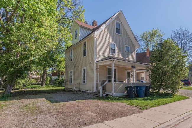 Photo - 917 Sylvan Ave