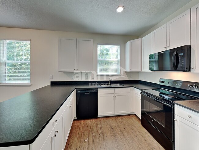 Photo - 794 Rembrandt Ave