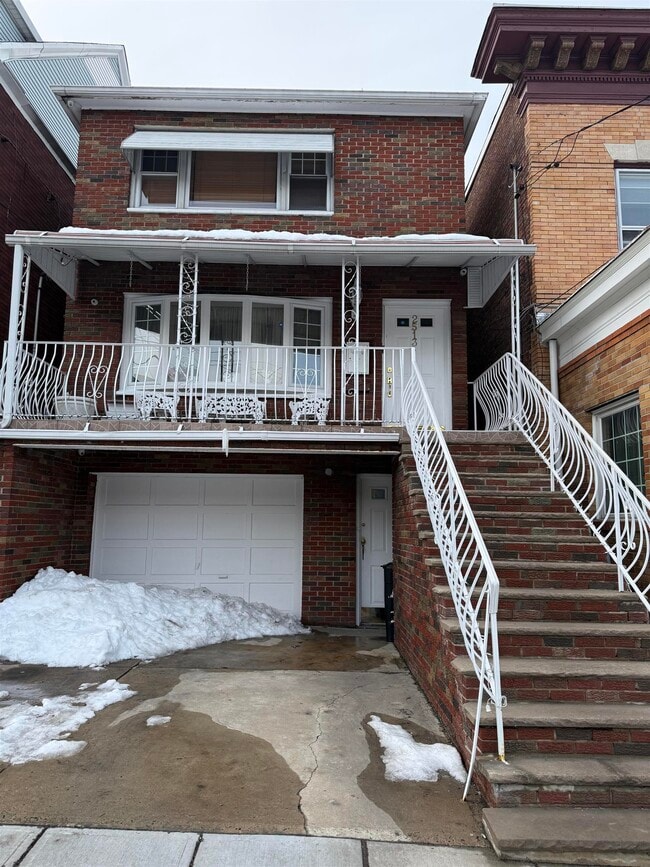 Building Photo - 2513 Palisade Ave Unit 2