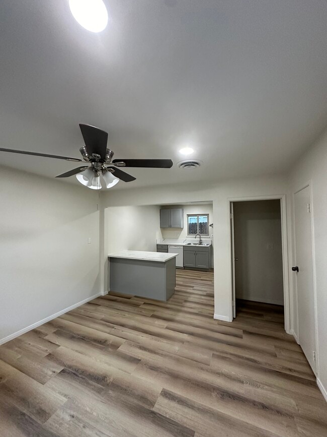 Building Photo - 519 E Ridgecrest Blvd