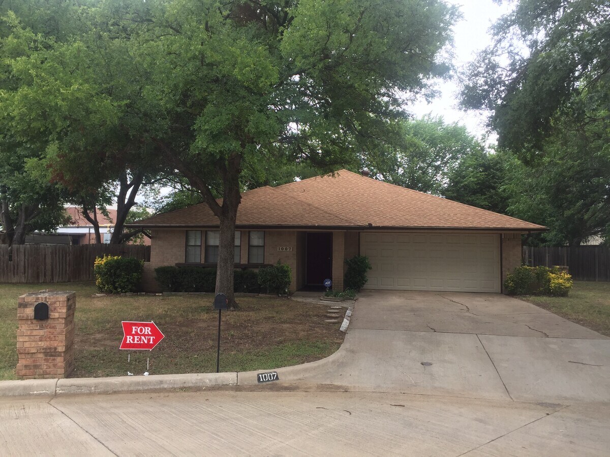 Photo - 1007 Almond Ct