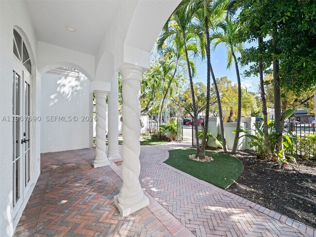 Photo - 827 SE 2nd St