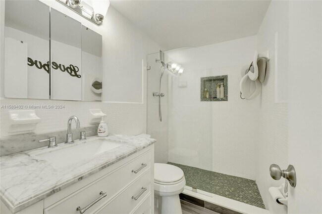 Photo - 1880 S Treasure Dr Unidad 2G