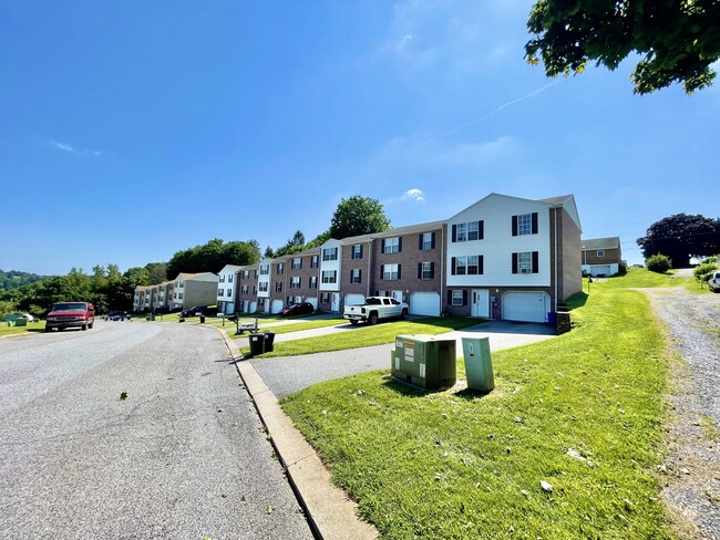 Front of the Home - 220 Lester Ct Townhome