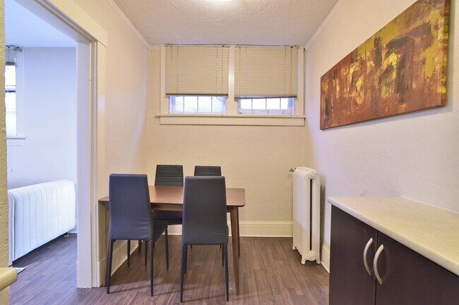 Building Photo - 935 Jervis St Unit 18