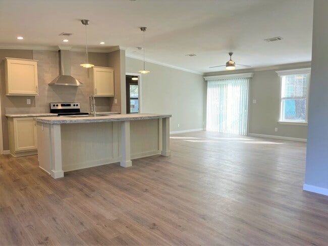 1077 Cloverleaf Cir