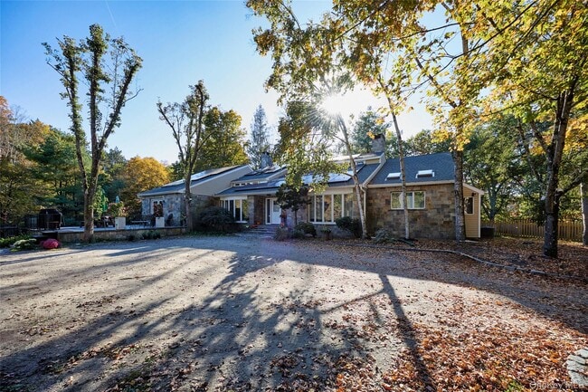 Photo - 356 Rossway Rd