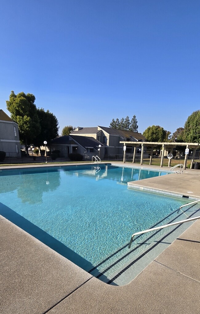 Pool - Windemere Apartments