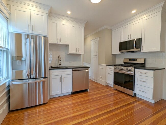 Building Photo - 35 Trowbridge St Unit 1