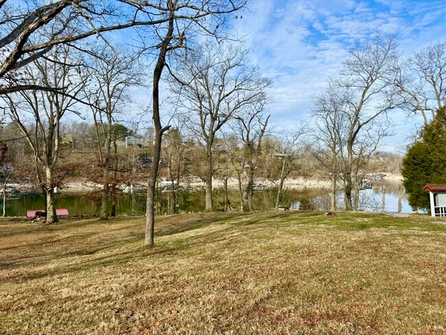 Building Photo - 304 Persimmon Way