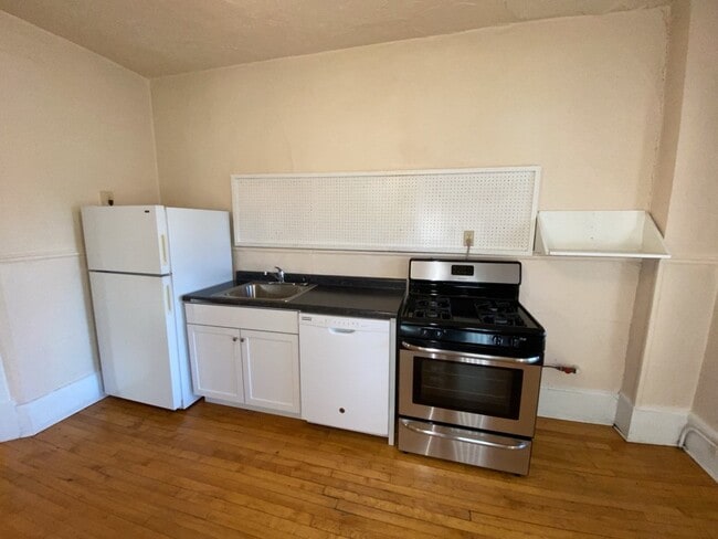 Upper level Corner Unit 1 Bed 1 Bath near Lake of the Isles and Walker Art Center!
Description
