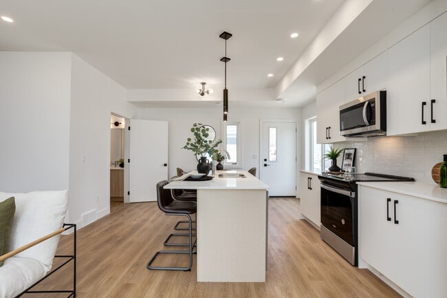 Building Photo - Modern 3-Bedroom Townhouse with Sophisticated Style Unit 102