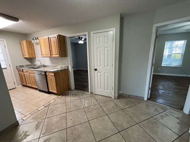 Photo - 3403 SW Victoria Pl Unit Apt 1