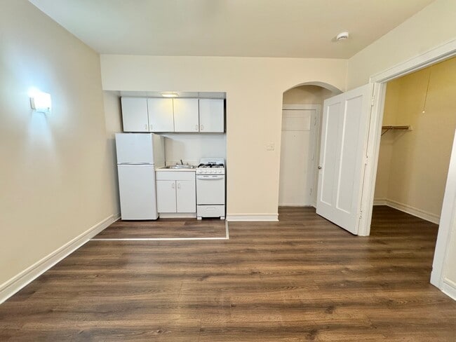 Building Photo - 6912 N Lakewood Ave Unit S