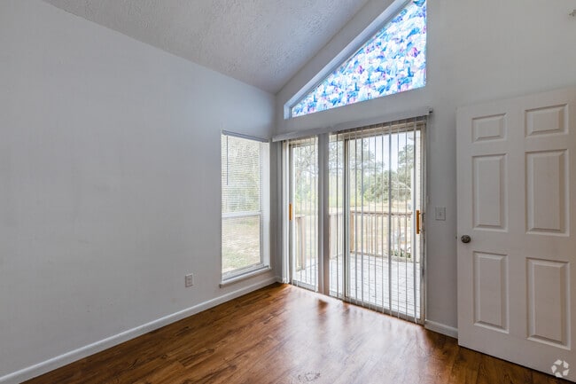 3 BR, 2 BA - 1,100SF - Timberland Apartments