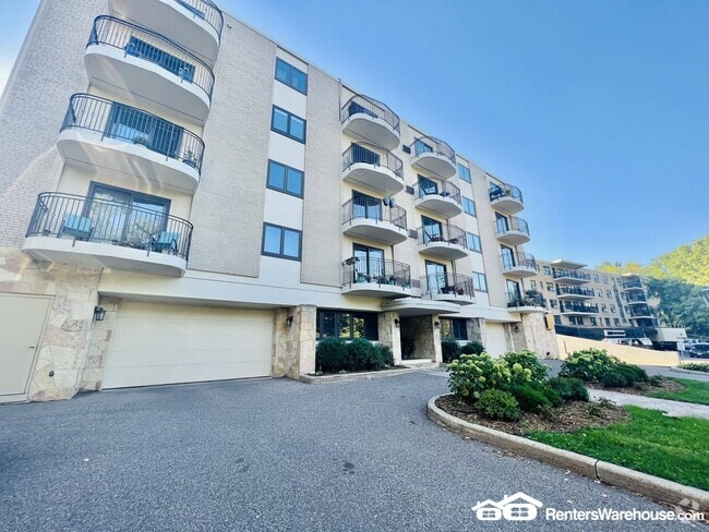 Building Photo - 2928 Dean Pkwy Unit Apt 4L