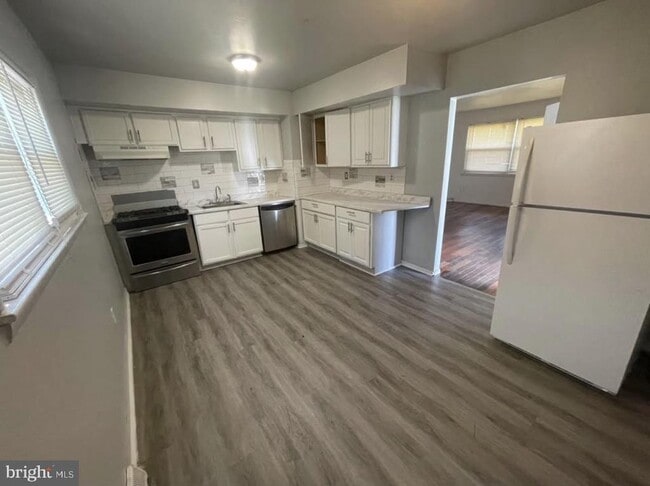 Building Photo - 209 Narberth Ave Unit B