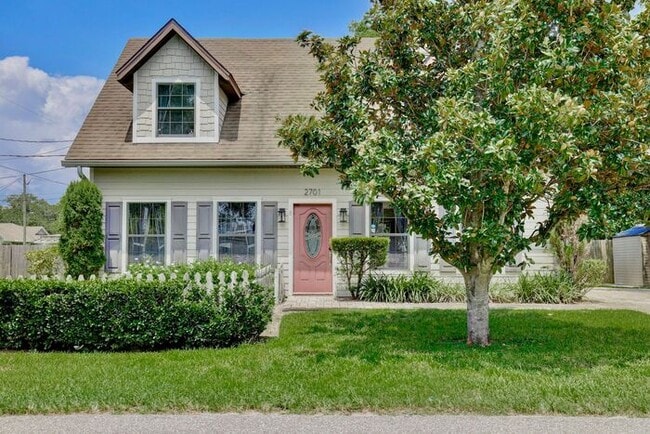 Building Photo - Lovely 3/2.5 Spacious Home with a Large Ba...