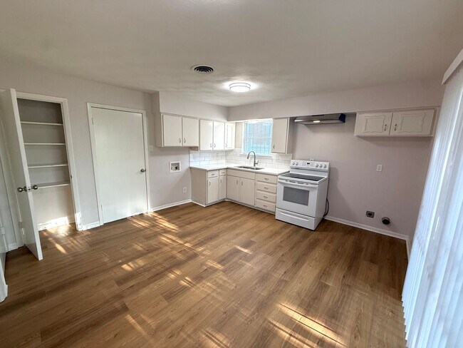 Photo - MOVE IN SPECIAL $500 OFF ON THE FIRST MONTH'S RENT! AVAILABLE NOW!!! Charming 4 bedroom 2 bath ho...