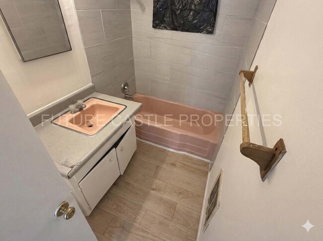 Photo - 310 La Veta Dr