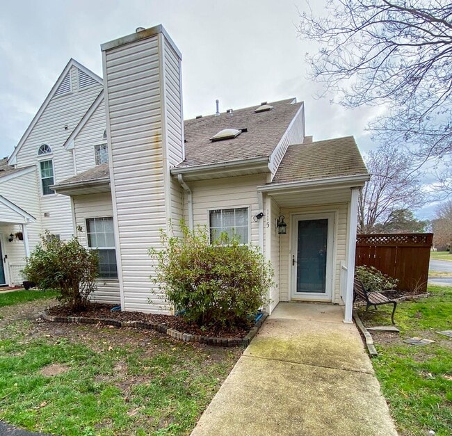 Building Photo - Townhome in sought after Coventry.