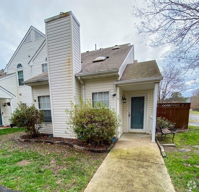 Building Photo - Townhome in sought after Coventry.