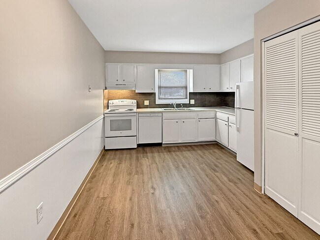Photo - 2073 Andrew St SE