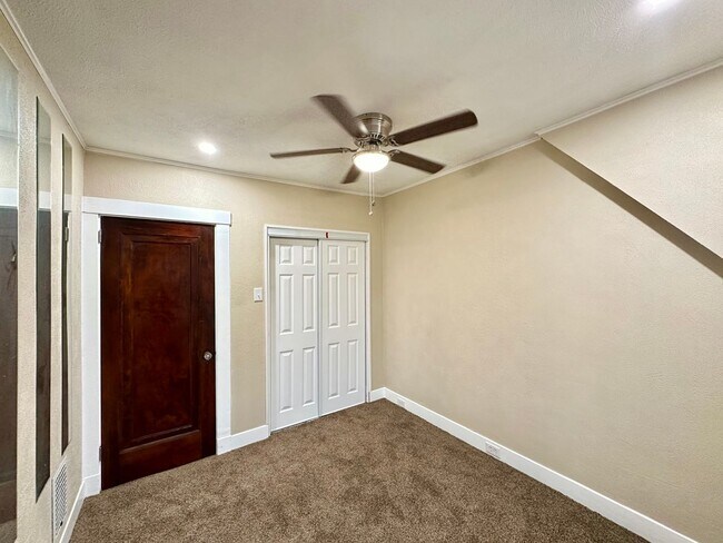 Photo - Updated 2 Bed/1 Bath Apartment in Greenfie... Unidad Apt 2