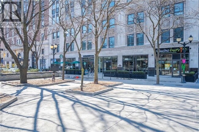 Photo - 112 King St E