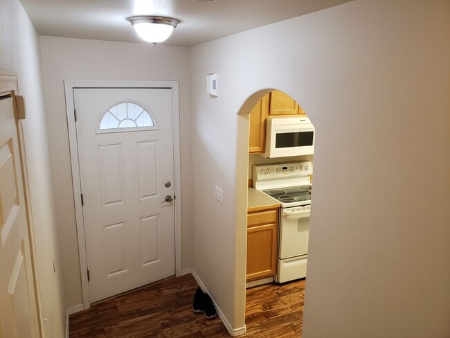 Beautiful, Conveniently Located Eagle River Townhome - Beautiful, Conveniently Located Eagle River Townhome