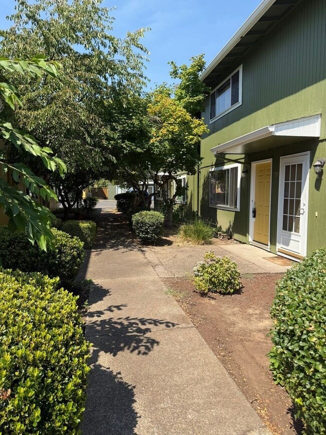 Building Photo - 1903 W 17th Ave Unit Apartment A