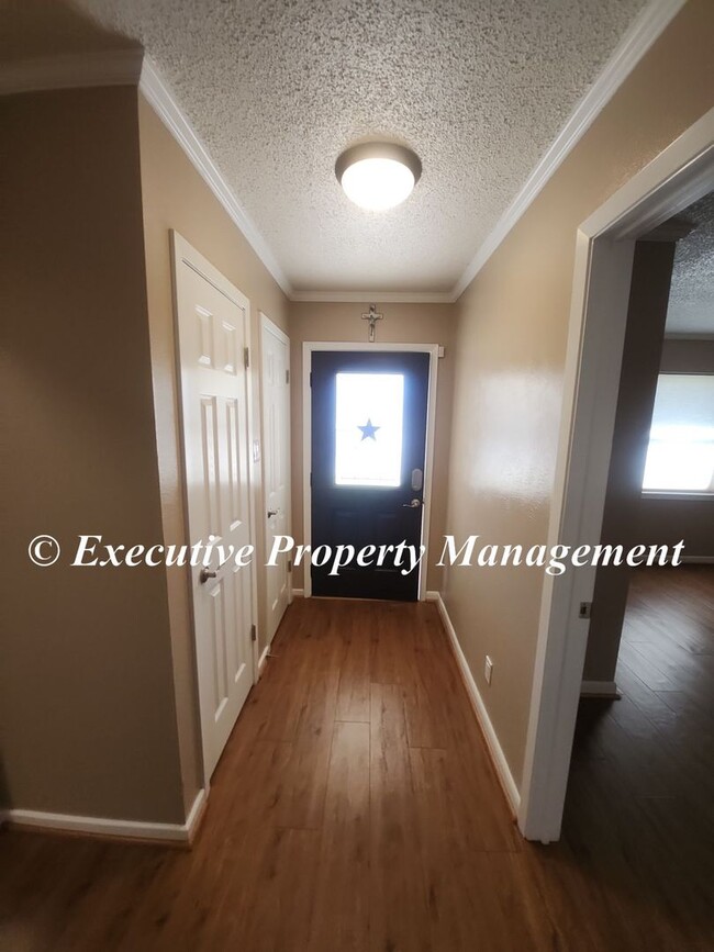 Photo - 1009 Robertson Ave