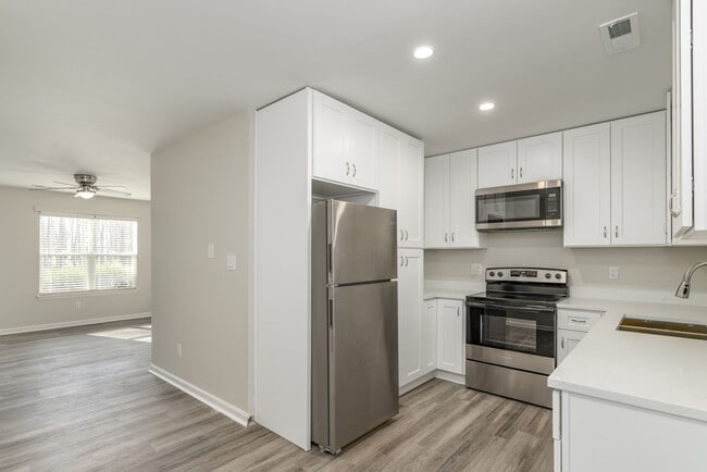 Photo - Hidden Gem! 2BD/1BTH with WiFi & Washer/Dryer Included! Unidad 914-P