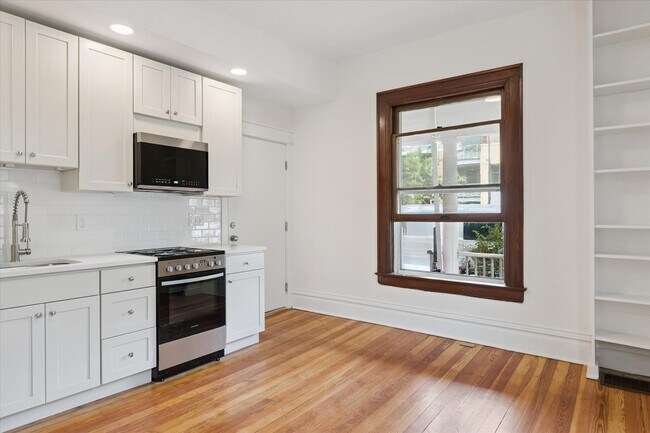 Photo - Fall 2026 Pre-Leasing! Freshly Renovated 1... Unit 1620 Walnut St #1