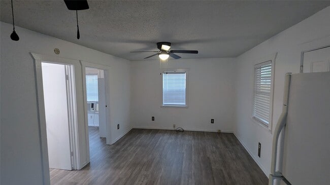 Building Photo - 4615 Woodside St Rental