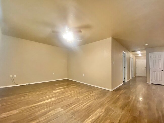 Photo - 3 bedroom 2 bath 1 car garage near MLK.