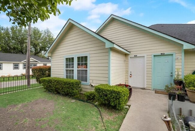 Building Photo - East Dallas Duplex Rental